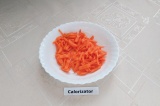 Шаг 3. Морковь помыть, почистить и нарезать соломкой.