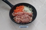 Шаг 4. В сковороду налить масло, воду, положить куриное филе, морковь, лук, посо