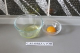 Шаг 1. У 2 яиц отделить белок от желтка.