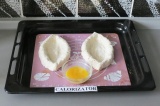 Шаг 7. Смазать хачапури оставшимся желтком от 2 яиц.