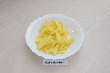 Шаг 5. Картофель помыть, почистить, нарезать тонкими брусочками и положить в кас