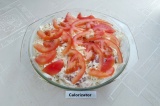 Шаг 8. Залить заливкой и сверху выложить помидор. Выпекать в духовке при темпера