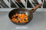 Шаг 4. Морковь, лук и чеснок пассеровать до золотистого цвета лука.