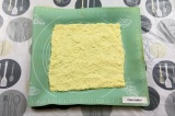 Шаг 11. Выложить получившееся сырное тесто на антипригарный коврик.