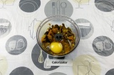 Шаг 7. Переложить готовые грибы в измельчитель, добавить яйцо и измельчить.