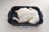 Шаг 4. Курицу промыть, обсушить выложить в форму для запекания грудкой вниз