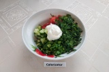 Шаг 6. В салатник выложить помидор, огурец, зелень и заправку. Аккуратно перемеш