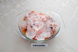Шаг 10. На помидор выложить оставшуюся морковь и смазать сметаной с солью.