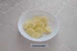 Шаг 2. Картофель помыть, почистить и нарезать ломтиками толщиной 0,5 см.