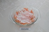 Шаг 8. Сверху выложить половину моркови и смазать сметаной с солью.