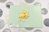 Шаг 3. Мелким кубиком нарезать сыр.
