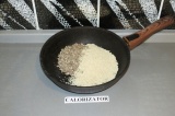 Шаг 1. Семена подрумянить на сковороде.