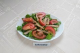 Шаг 6. На салатные листья выложить мясо и помидор. Перед подачей на салат аккура