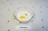 Шаг 1. Взбить яйца с молоком.