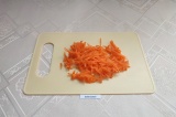 Шаг 3. Морковь помыть, почистить и натереть на крупной тёрке.