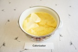 Шаг 4. Положить в кастрюлю яйца, немного взбить и добавить к ним лимонный сок