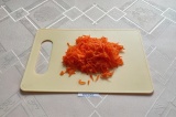 Шаг 2. Морковь помыть, почистить и натереть на крупной тёрке.