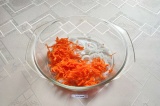 Шаг 6. В форму для запекания выложить слой лука, а затем слой моркови.