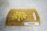 Шаг 1. Сыр нарезать небольшими кубиками.