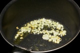 Шаг 9. Нагреть сковороду с небольшим количеством масла и чесноком.