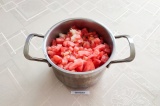 Шаг 5. В кастрюльку сложить баклажаны, помидоры, лук, чеснок. Налить масло и пос