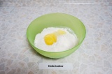 Шаг 2. Добавить яйцо и желток и тщательно вымесить тесто.