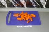 Шаг 3. Морковь нарезать брусочками.