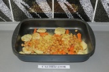 Шаг 4. Добавить к картофелю морковь, нут и специи. Поставить в духовку еще на 20