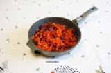Шаг 5. На разогретой сковороде обжарить на растительном масле лук, морковь и све