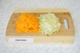 Шаг 1. Кабачок и морковь тщательно вымыть и почистить. Натереть овощи на крупной