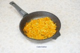 Шаг 2. На разогретую сковороду налить растительное масло и тертую морковь, обжар