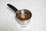 Шаг 1. Яйцо сварить вкрутую, остудить в холодной воде и очистить от скорлупы.
