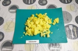 Шаг 1. Картофель отваренный в кожуре, очистить и нарезать кубиками.