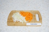 Шаг 1. Лук и морковь очистить, нарезать крупными кусочками.