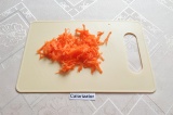 Шаг 4. Морковь помыть, почистить и натереть крупно на тёрке.