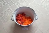 Шаг 6. В кастрюльку налить масло, положить помидоры, лук и морковь и потушить