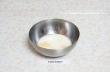 Шаг 2. Яйца разбить в глубокую миску, добавить молоко, соль, растительное масло