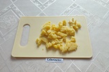 Шаг 2. Картофель начистить и нарезать кубиками.