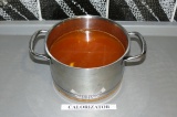 Шаг 6. Положить все овощи в кастрюлю, залить водой и добавить томатную пасту.