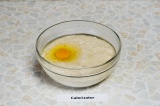 Шаг 3. После подъема теста добавить яйцо, соль, соду и растительное масло. Перем