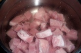 Шаг 1. Мясо промыть, порезать на крупные куски, варить около 40 минут.