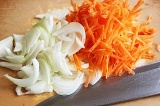 Шаг 3. Натереть морковь на крупной терке, лук порезать кубиками.