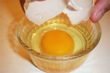 Шаг 2. Разбить яйцо в мисочку так, чтобы оно не растеклось.