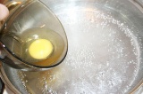 Шаг 3. Влить яйцо в воду.