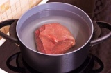 Шаг 1. Положить мясо в кастрюлю с водой.