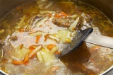 Шаг 8. В почти готовый суп добавить соль по вкусу. Подавать посыпав зеленью.