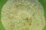 Шаг 1. В миску просеять муку, добавить разрыхлитель, корицу, соль и имбирь.