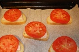 Шаг 3. Порезать хлеб и выложить на него ветчину и помидор.