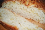 Готовое блюдо: сырный французский хлеб