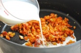 Шаг 4. Влить в смесь креветок с луком и чесноком, приправленных томатной пастой.